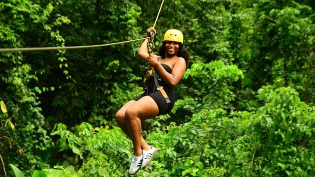 La Fortuna: Hanging Bridges and Zip Line Tour with Lunch