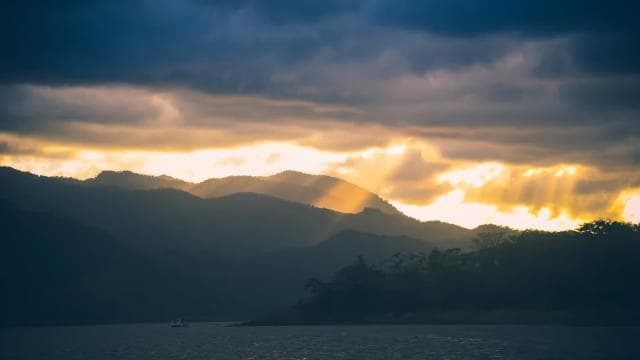 Lake Arenal: Sunset Cruise with Moonshine