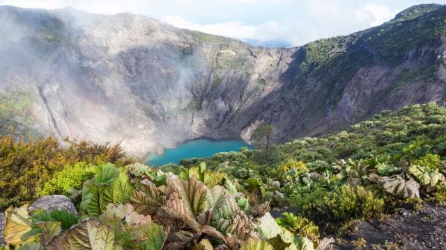 From San Jose: Irazu Volcano Crater Hike and Cartago Trip