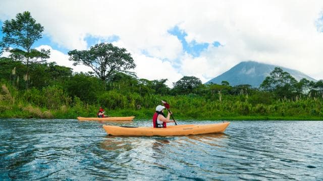 Lake Arenal: Kayaking and Biking Combo Tour