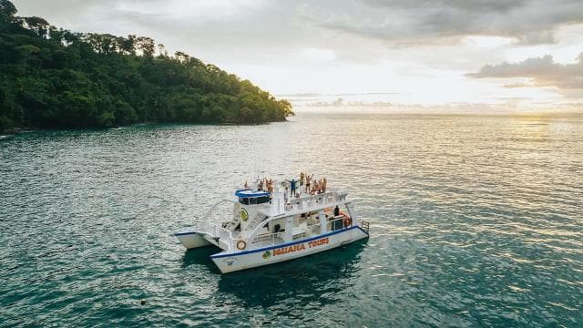 Manuel Antonio: Catamaran Cruise with a Meal