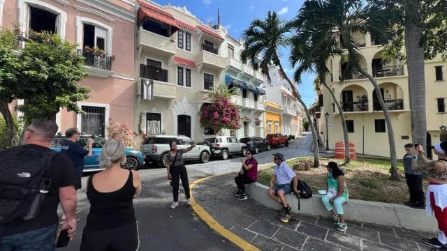Old San Juan: Walking Tour with Shopping and Transportation