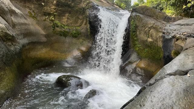 EL YUNQUE & BEACH TOUR: Waterslide, Waterfall, Food & Photos