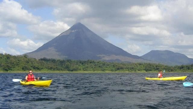 La Fortuna: Lake Arenal Guided Kayaking Trip with Fruit