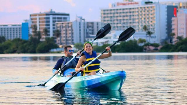 San Juan: Sunset Glow Kayak Tour and Salsa Experience