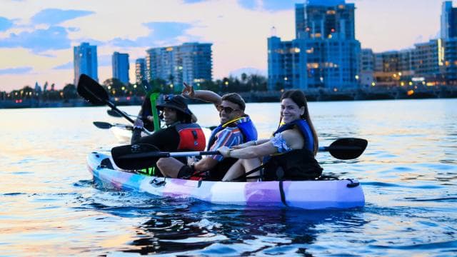 San Juan: Sunset Glow Kayak Tour and Salsa Experience
