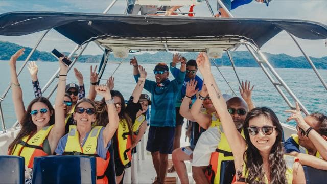From Puntarenas: Isla Tortuga Speedboat Trip with Lunch