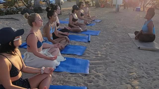 San Juan: Ocean Breeze Sunset Yoga Beach Class
