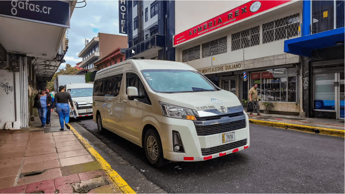 Flughafen San Jose: Gemeinsamer Shuttle von/nach La Fortuna - Dominican Republic
