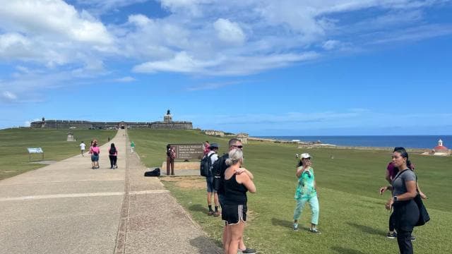 Old San Juan: Walking Tour with Shopping and Transportation