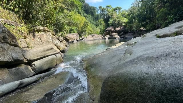EL YUNQUE & BEACH TOUR: Waterslide, Waterfall, Food & Photos