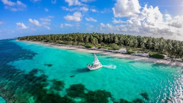 Punta Cana: Group Catamaran Tour with Drinks and Snacks