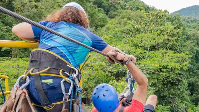 La Fortuna: 12 Canopy Zip Lines and Forest Walk Guided Trip
