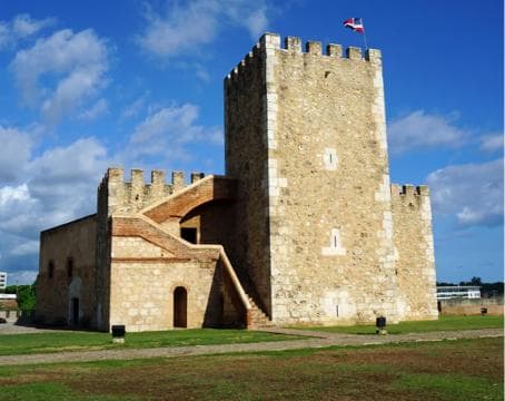 Zona Colonial: Recorrido Histórico con Chocolate y Mamajuana