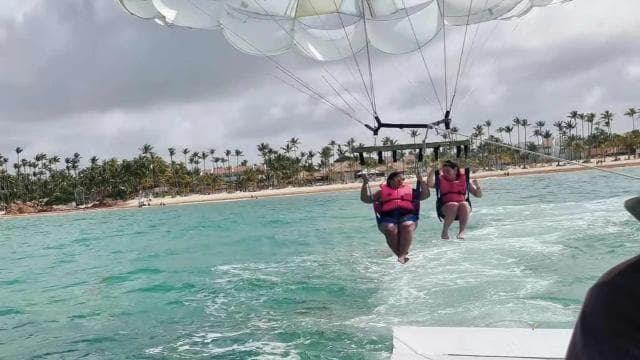 Punta Cana: Hotel Pickup and Parasailing Adventure