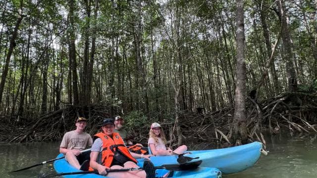 2-Hour Kayak Tour in Quepos Mangroves – See Monkeys & Sloths