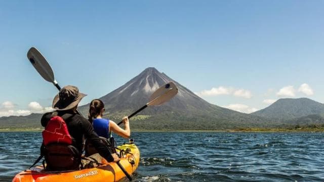 La Fortuna: viaje guiado en kayak por el lago Arenal con fruta - Photo 2 (Gallery view)