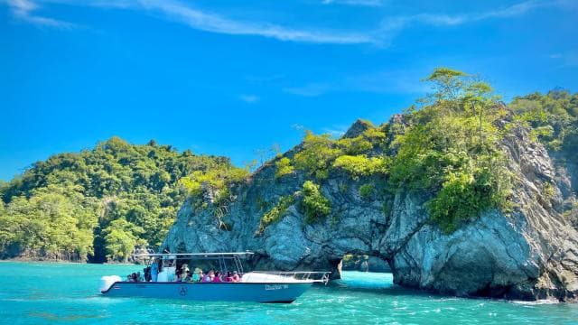 From Puntarenas: Tortuga Island VIP tour Full-Day