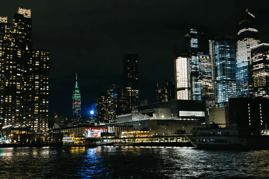 Bootsfahrt bei Sonnenuntergang und Hafenlichtern in New York mit der Freiheitsstatue - Photo 3 (Gallery view)