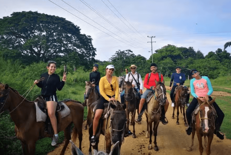 El Pilón Waterfall Horseback Day Trip