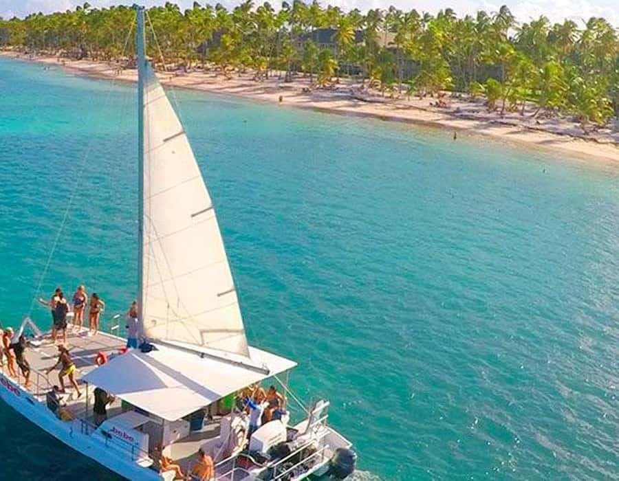 Punta Cana: Party Boat Booze Cruise with Hotel Transfers