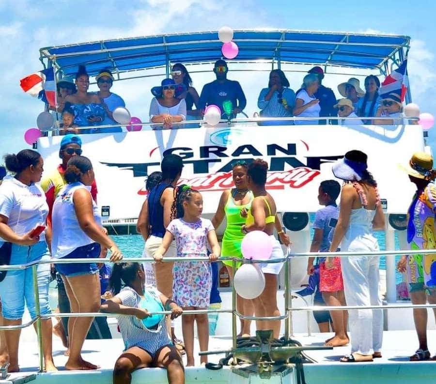 Party Boat / Fiesta En Catamarán En Punta Cana / Free Drinks