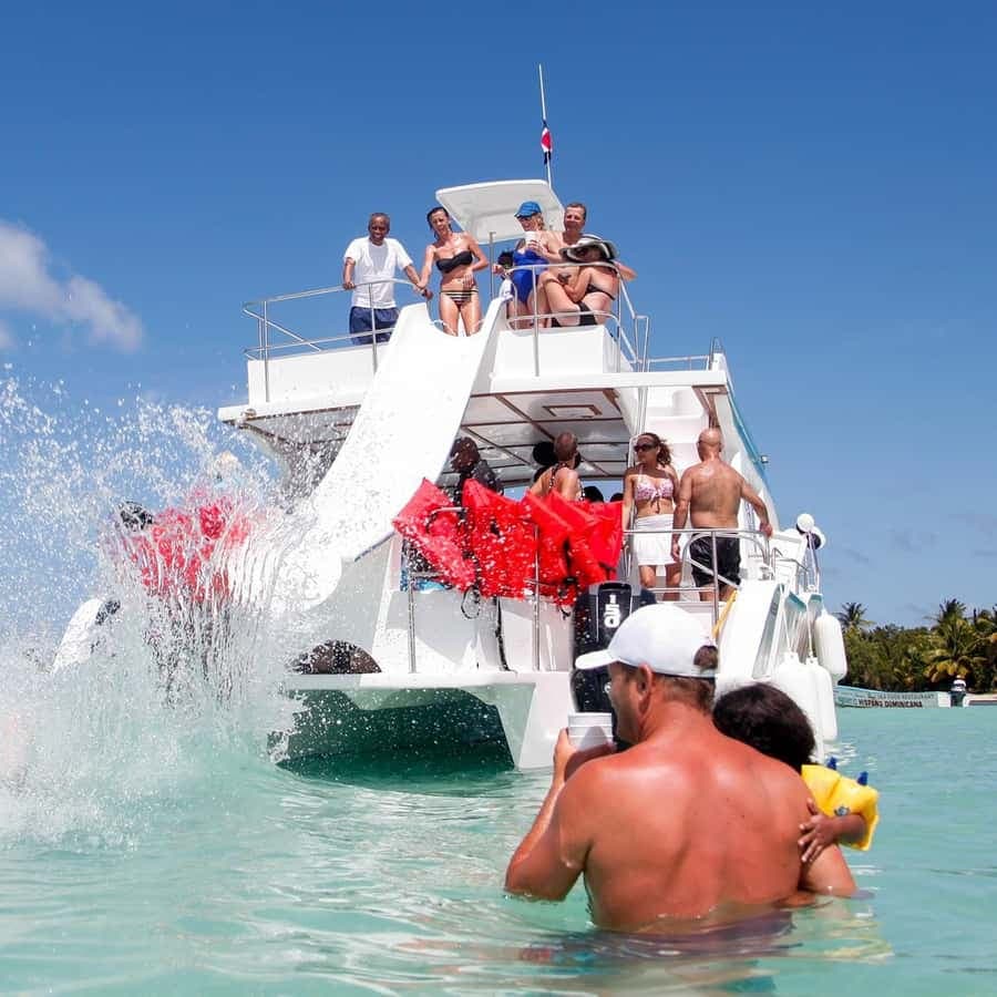 Party Boat in Punta Cana/Free Drinks and transportation inc