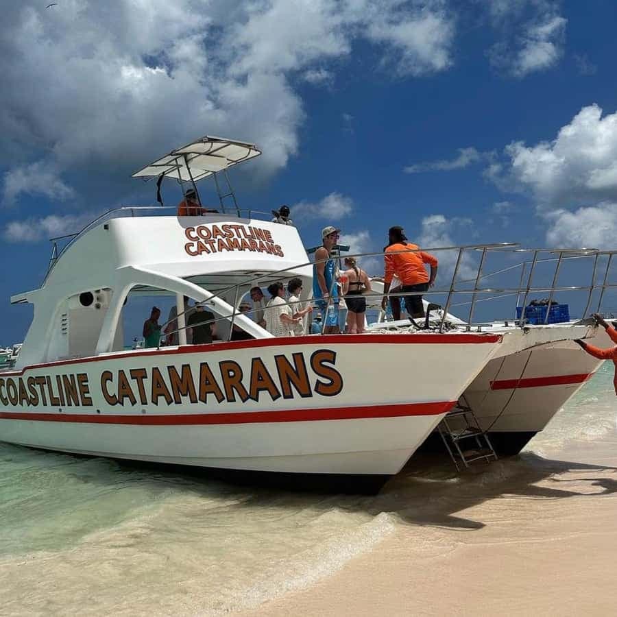 Punta Cana: Booze Cruise with Snorkel and Natural Pool Stop