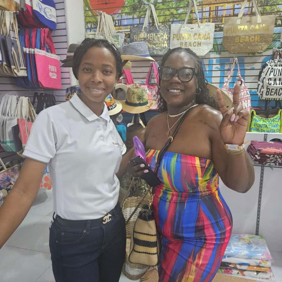 Punta Cana: Souvenir Shopping Tour with Traditional Tastings