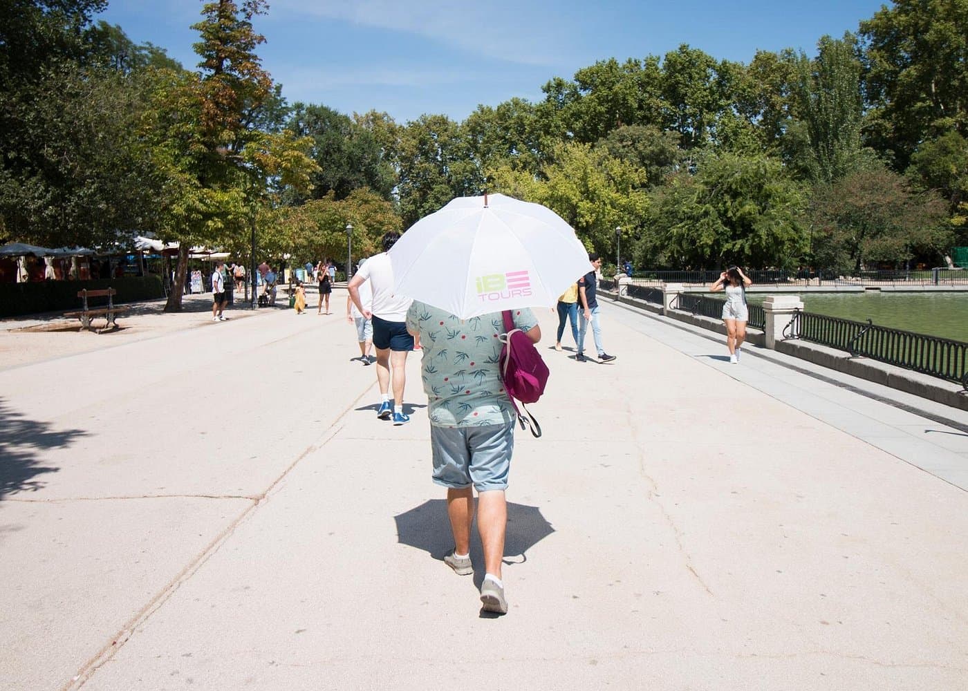 Madrid: El Retiro Park Guided Tour and Tapas
