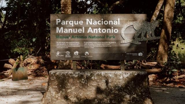 Manuel Antonio: Discover the tropical forests & white-sand