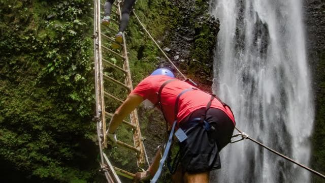 La Fortuna: Rappel, Ziplining, and Horseback Riding Day Trip