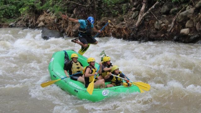 La Fortuna: Canyoning and River Rafting Tour with Lunch