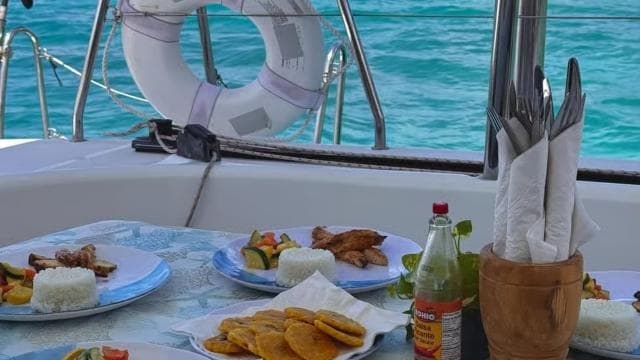 Fajardo: Catamaran Day Cruise to Palomino Island with Lunch