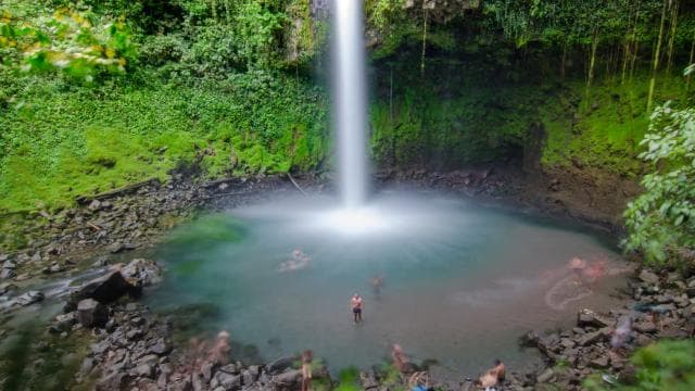 La Fortuna: Arenal Volcano and Waterfall Tour with Lunch
