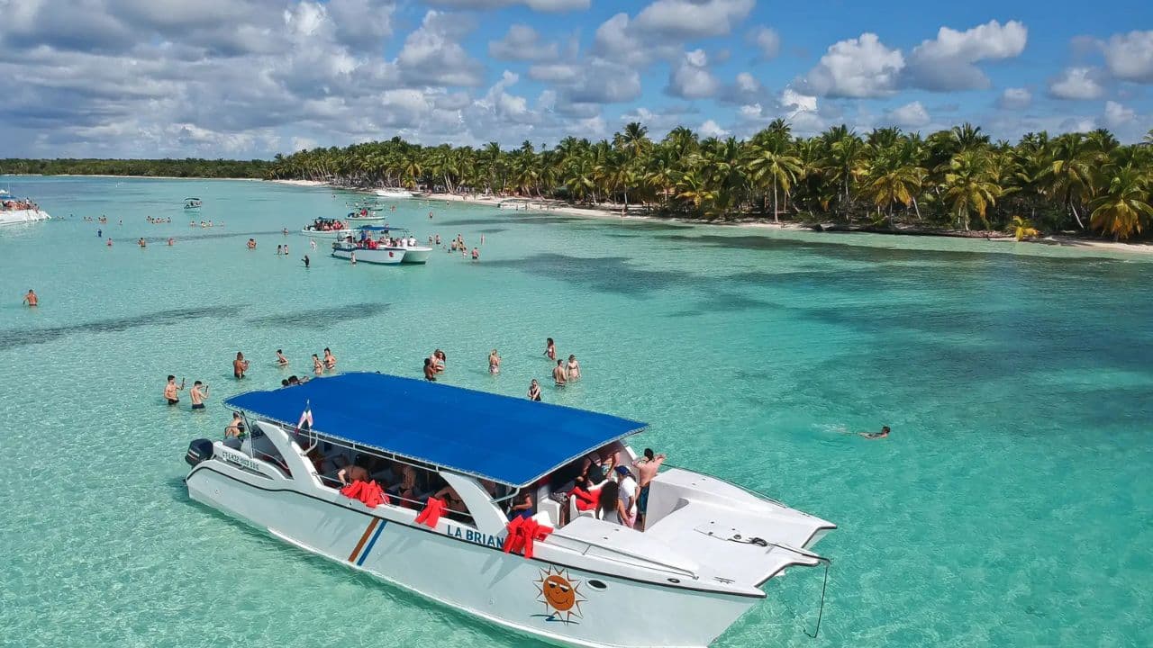 Pivate boat Saona Island Day Trip with Snorkeling and Lunch
