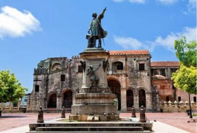 Colonial Zone: Historical Tour with a visit to the Columbus Lighthouse and Tres Ojos Park