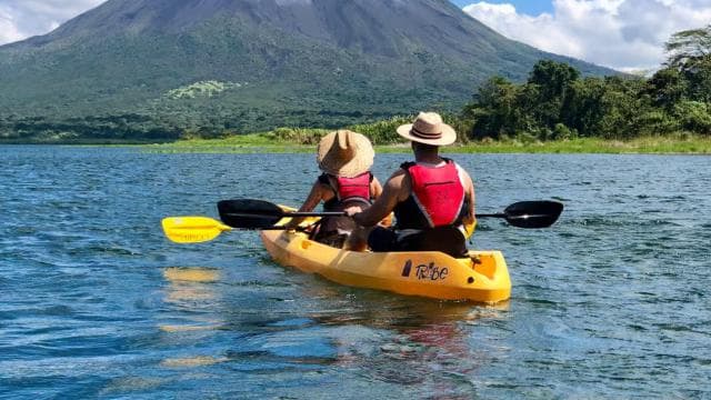 El Castillo: Lake Arenal Standup Paddleboard or Kayak Rental