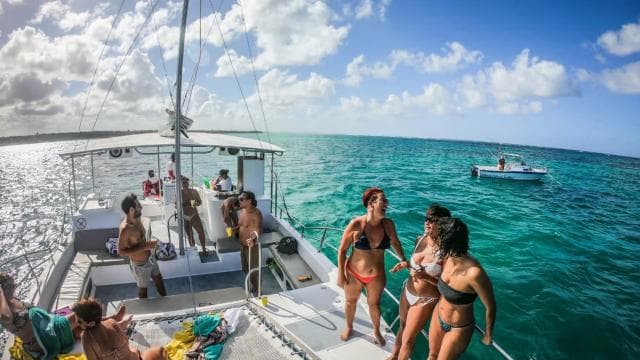 Punta Cana: Group Catamaran Tour with Drinks and Snacks